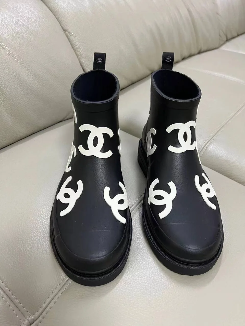 Резиновые полусапоги Chanel с белыми логотипами — фото 2