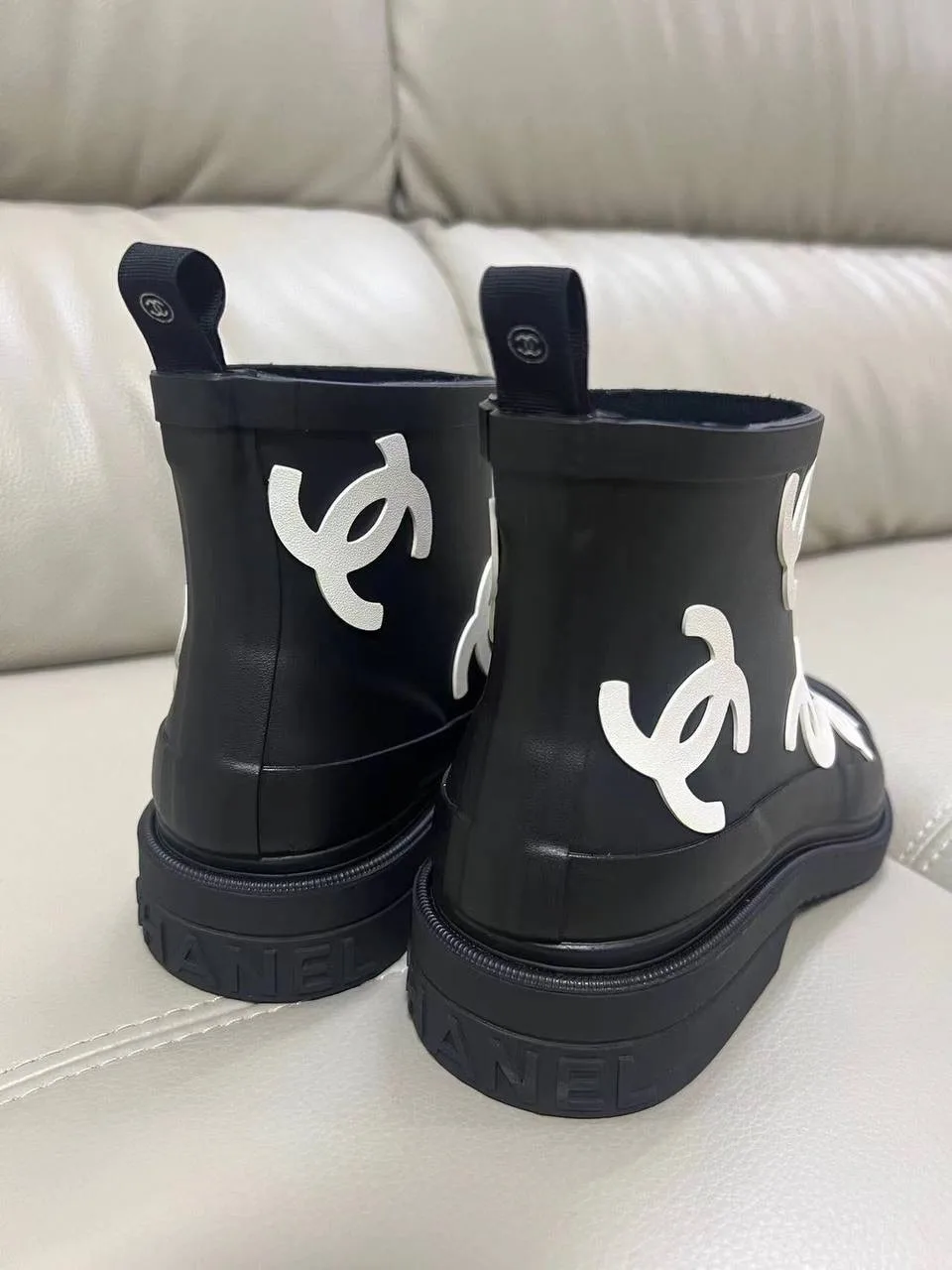 Резиновые полусапоги Chanel с белыми логотипами — фото 3