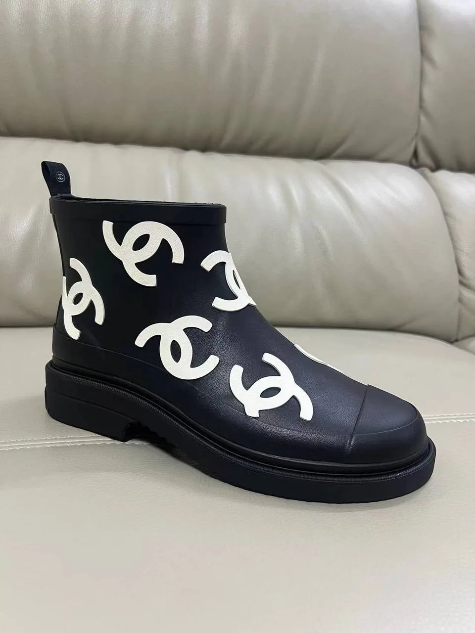 Резиновые полусапоги Chanel с белыми логотипами — фото 4