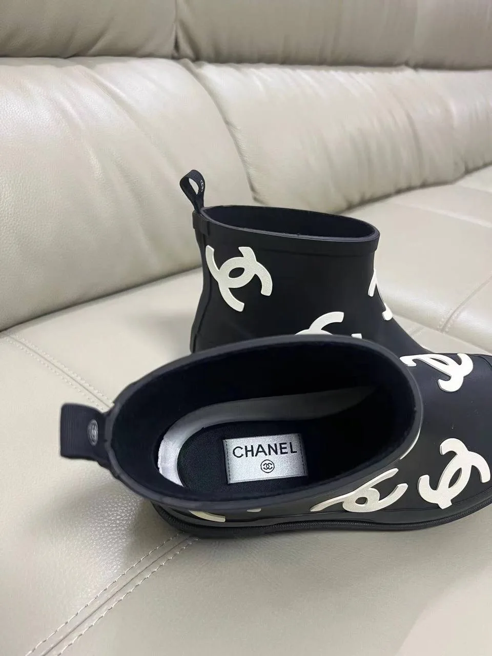 Резиновые полусапоги Chanel с белыми логотипами — фото 5