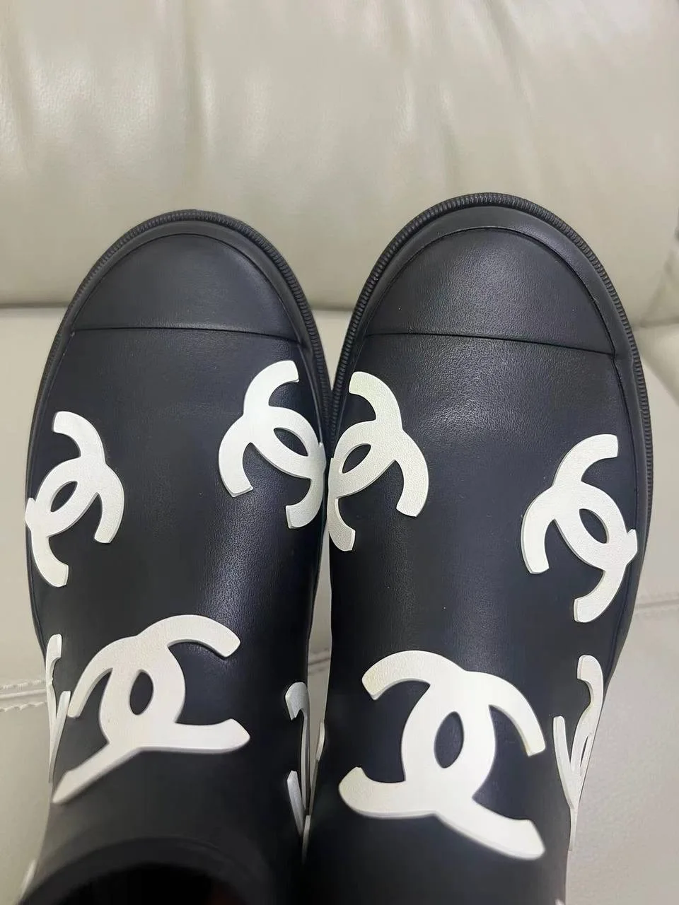 Резиновые полусапоги Chanel с белыми логотипами — фото 7
