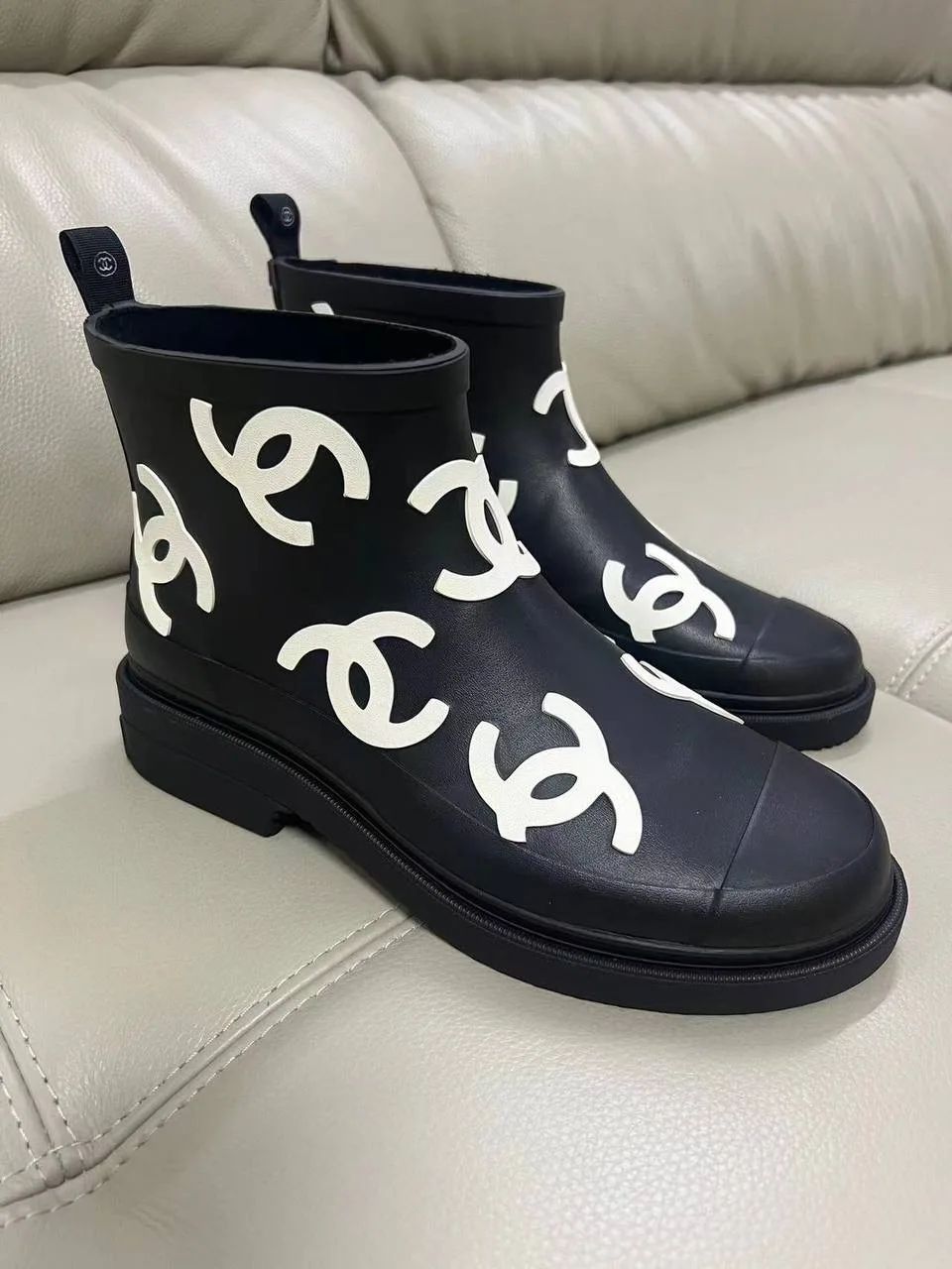 Резиновые полусапоги Chanel с белыми логотипами — фото 8