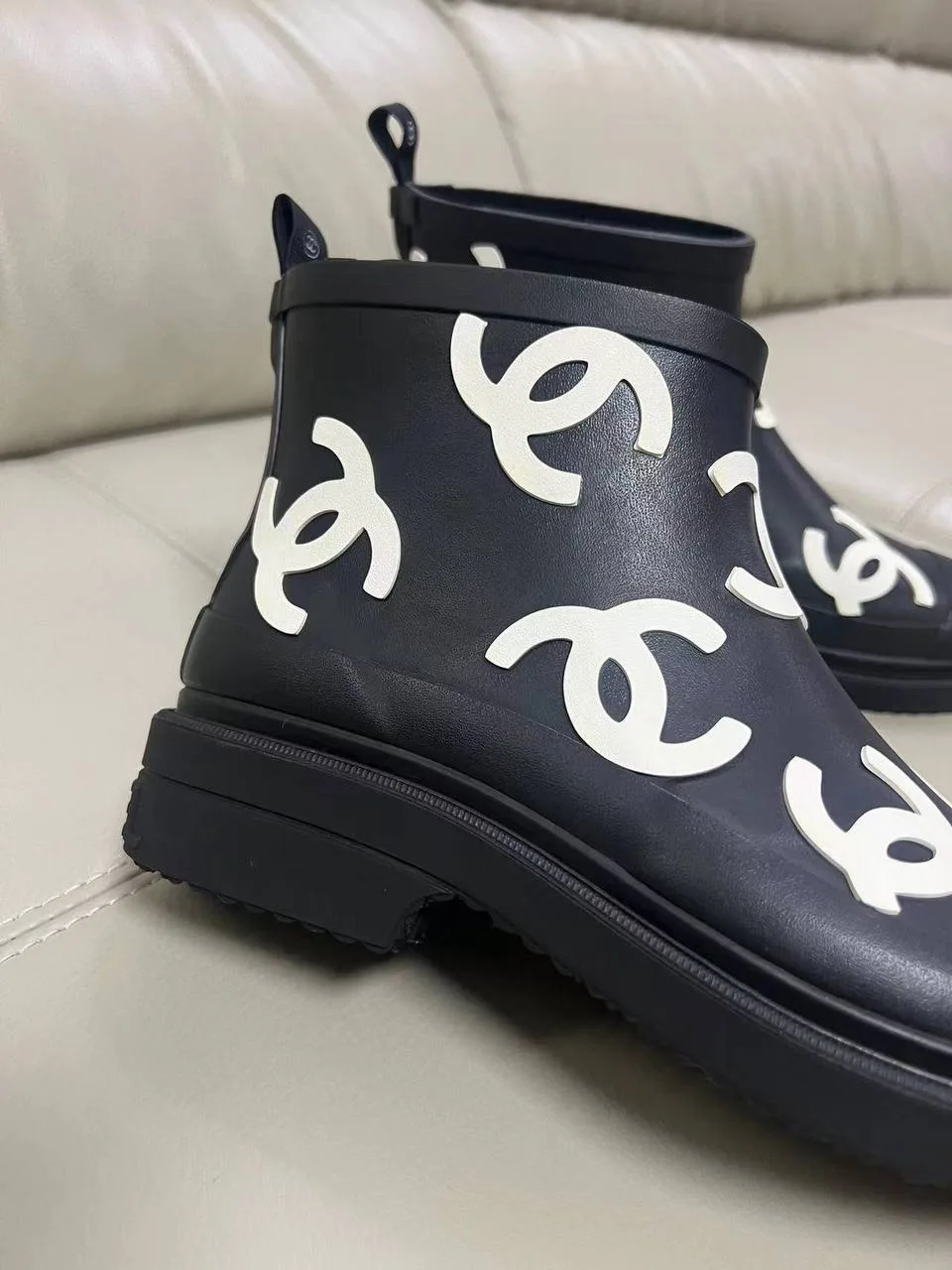 Резиновые полусапоги Chanel с белыми логотипами — фото 9