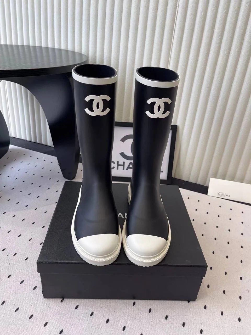 Высокие чёрные резиновые сапоги Chanel с белым мыском — фото 2