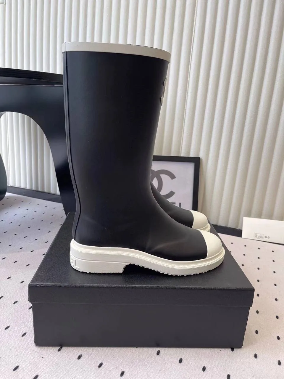 Высокие чёрные резиновые сапоги Chanel с белым мыском — фото 4