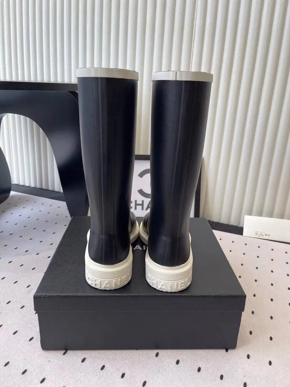 Высокие чёрные резиновые сапоги Chanel с белым мыском — фото 5