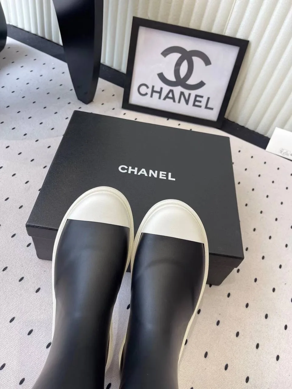 Высокие чёрные резиновые сапоги Chanel с белым мыском — фото 7