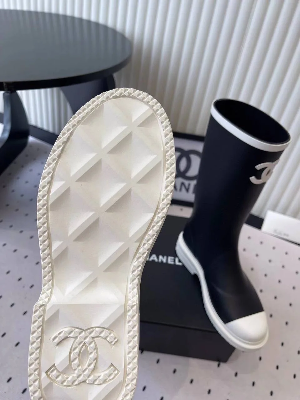 Высокие чёрные резиновые сапоги Chanel с белым мыском — фото 10