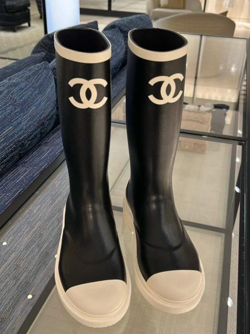 Высокие чёрные резиновые сапоги Chanel с белым мыском — фото 11