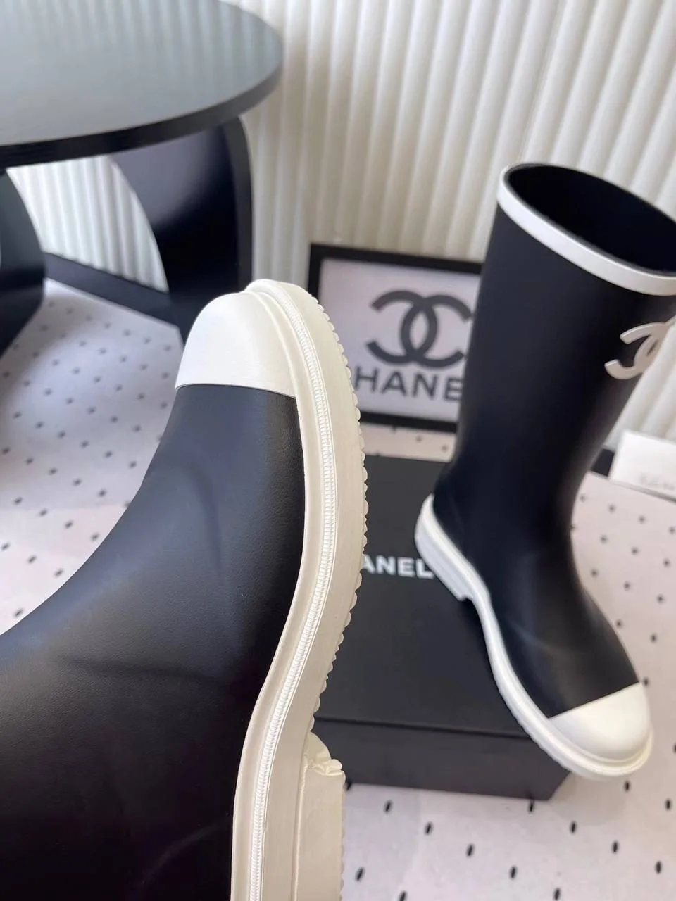 Высокие чёрные резиновые сапоги Chanel с белым мыском — фото 12