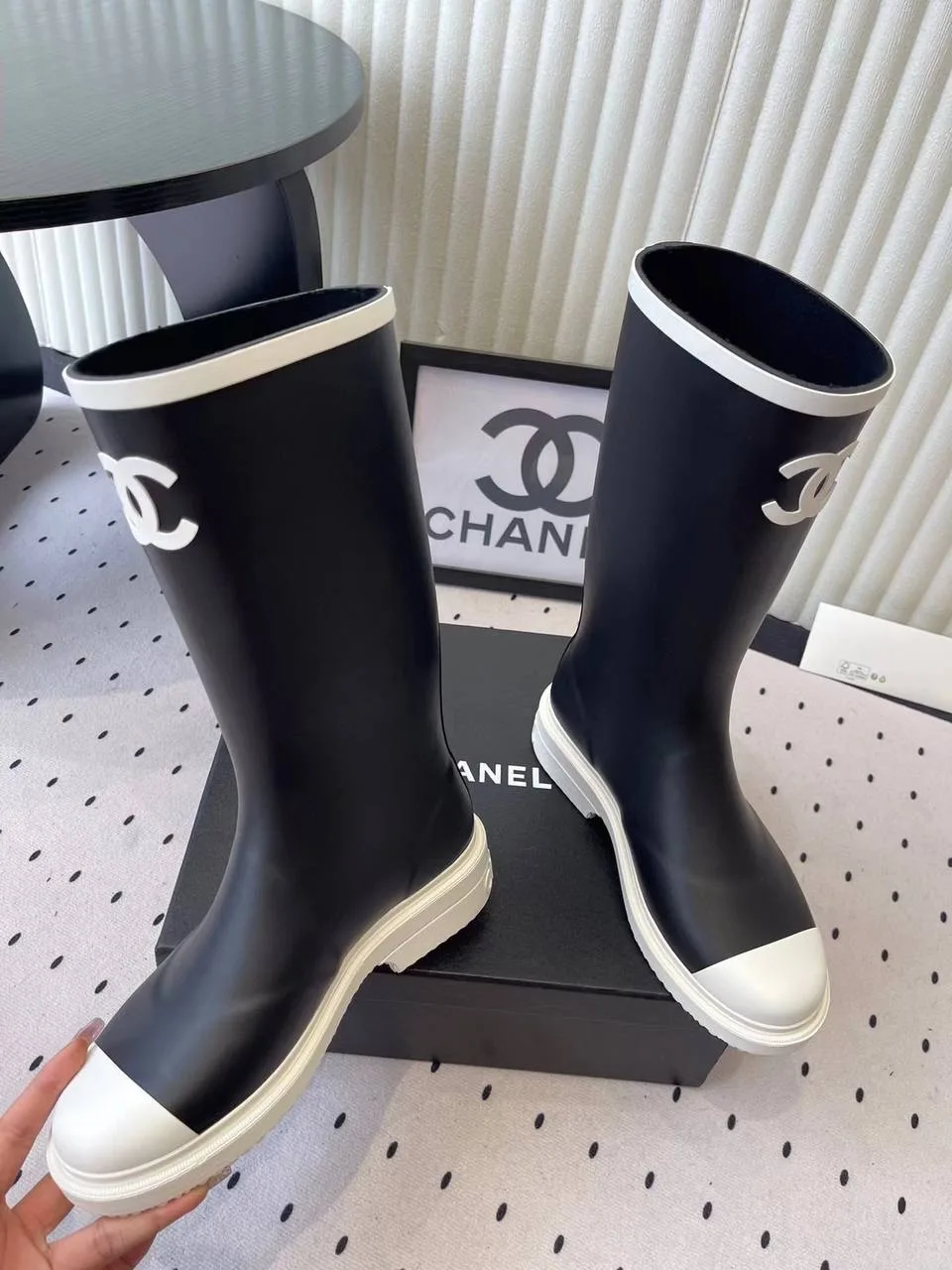 Высокие чёрные резиновые сапоги Chanel с белым мыском — фото 14