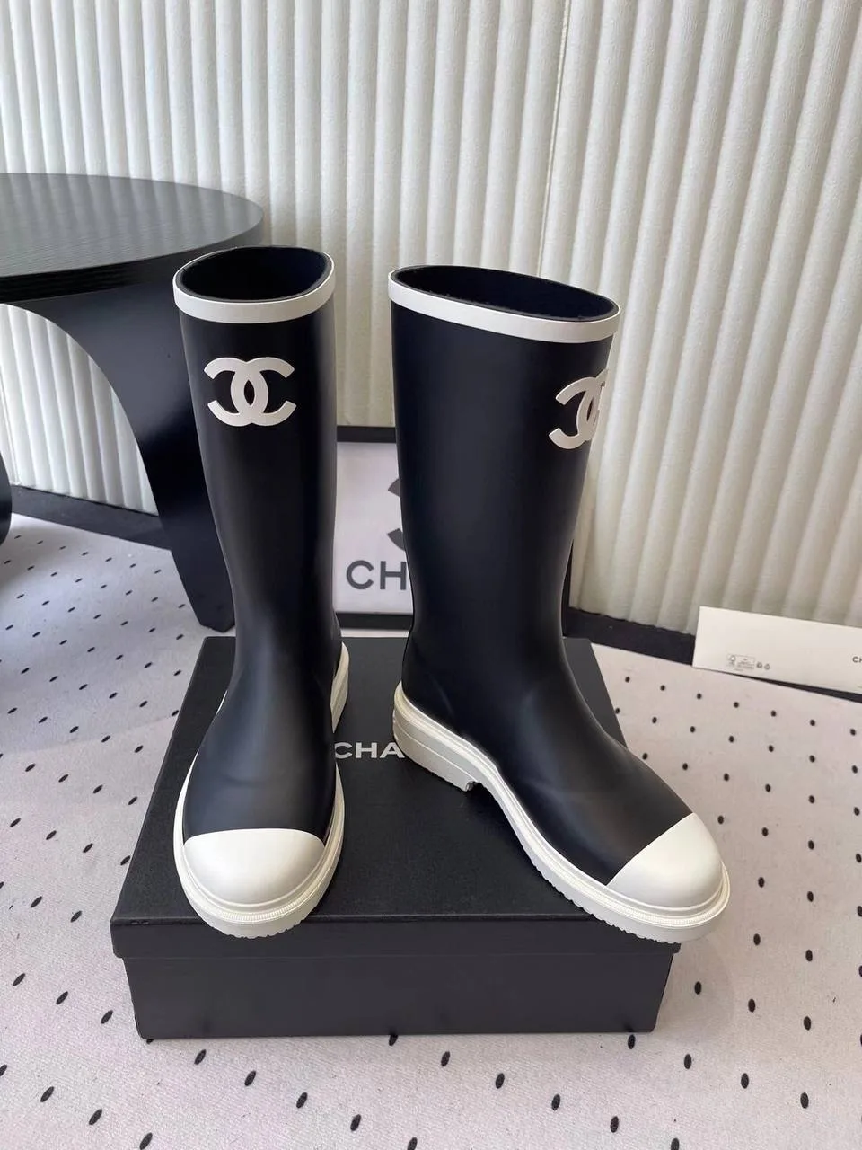Высокие чёрные резиновые сапоги Chanel с белым мыском — фото 15