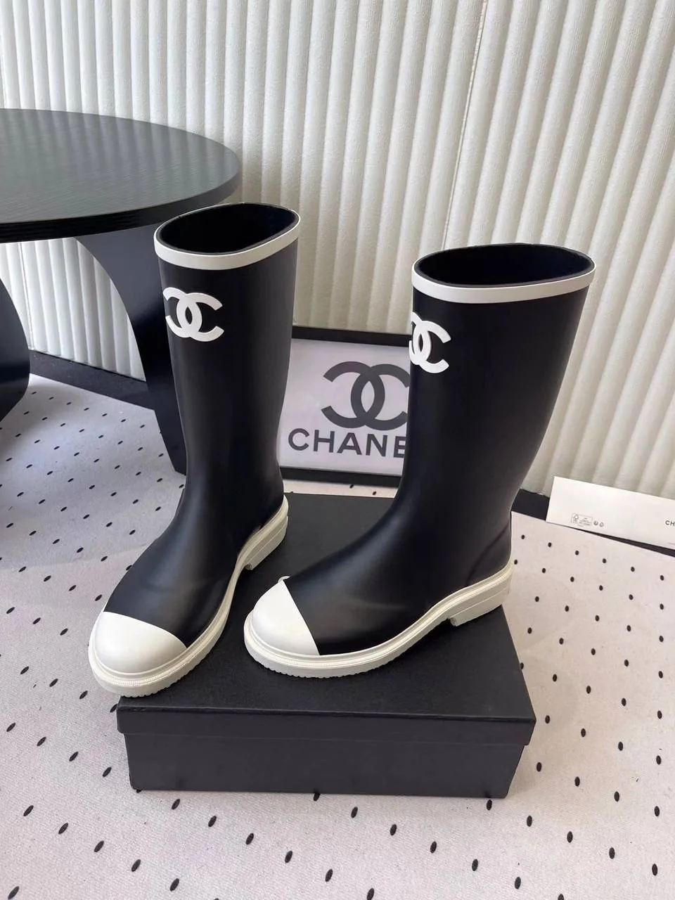 Высокие чёрные резиновые сапоги Chanel с белым мыском — фото 16