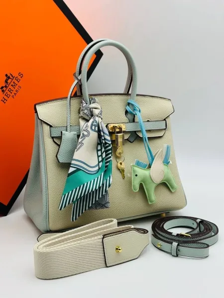 Сумка Hermes Birkin 25 выполнена из натуральной кожи — фото 1