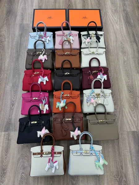 Сумка Hermes Birkin 25 выполнена из натуральной кожи — фото 10