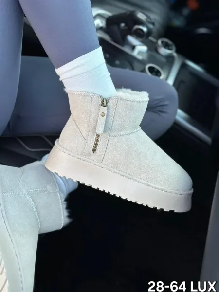 Зимние ботинки UGG на платформе с натуральным мехом внутри — фото 8