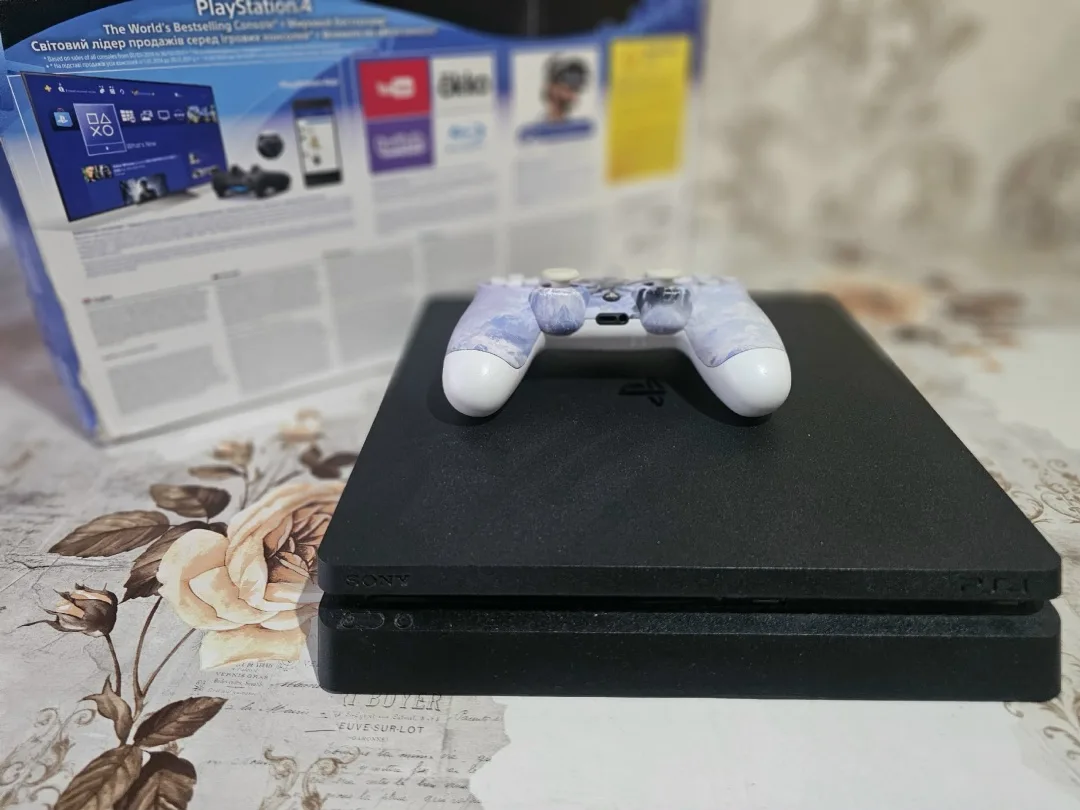 Plastation Plus Extra PlayStation 4 slim в отличном состоянии — фото 1
