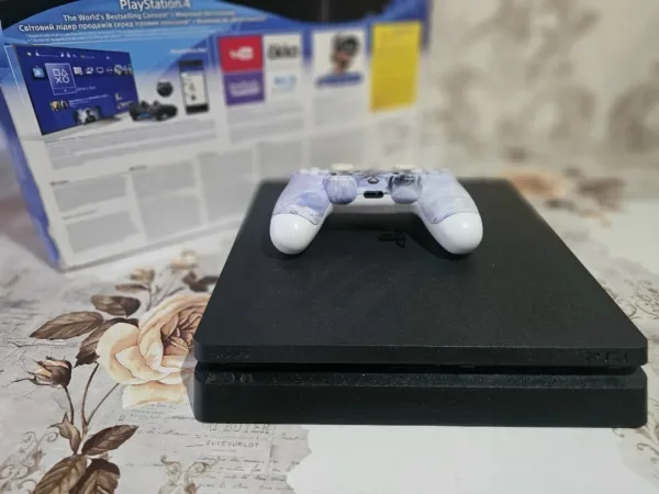 Plastation Plus Extra PlayStation 4 slim в отличном состоянии — фото 1