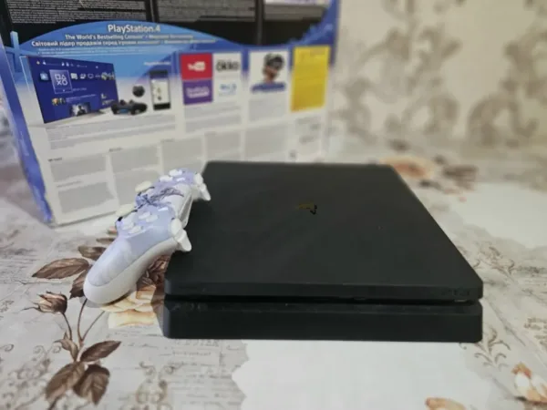 Plastation Plus Extra PlayStation 4 slim в отличном состоянии — фото 2