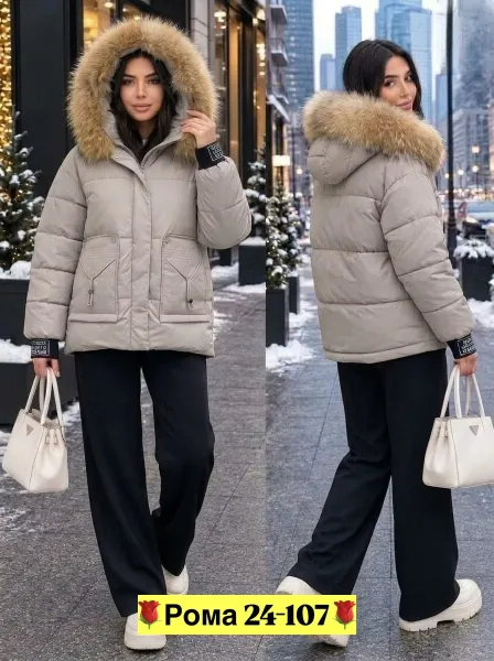 Удлинённая женская куртка с ромбовидной стёжкой и меховым капюшоном — фото 6