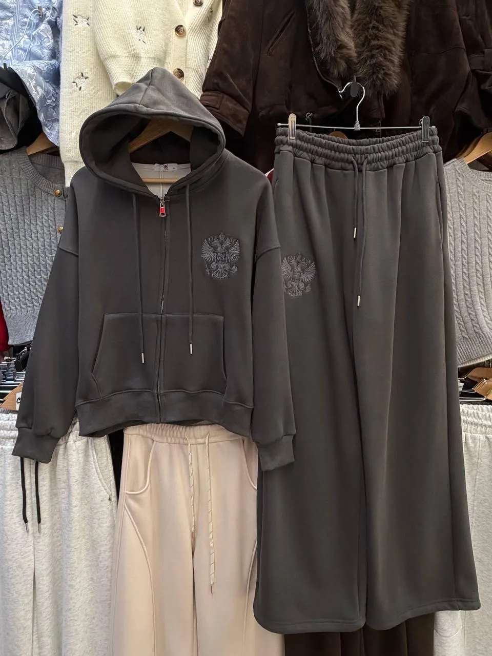 Костюм двойка с гербом России — фото 2
