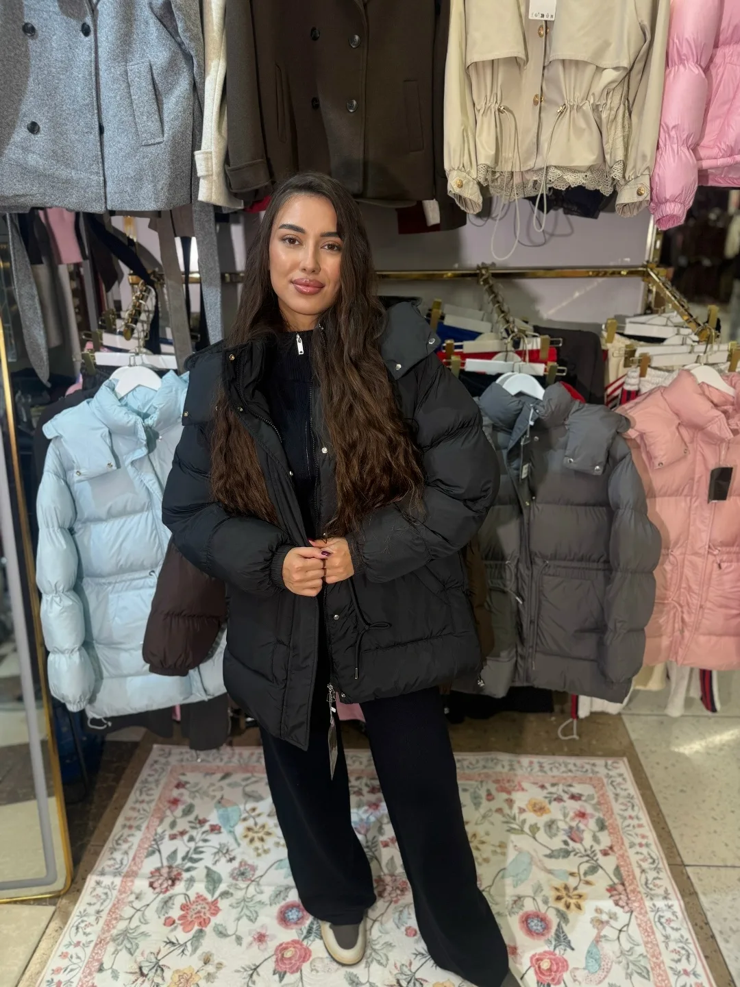Тёплая куртка с регулируемой кулиской на талии и утеплённым наполнителем — фото 2