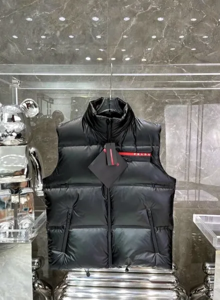 Жилет Prada с красной меткой — фото 1