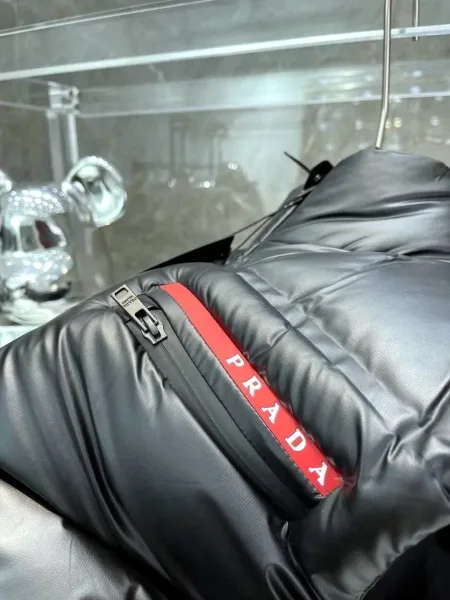 Жилет Prada с красной меткой — фото 6