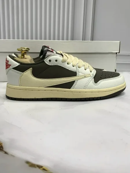 Женские кроссовки из искусственной кожи — фото 11