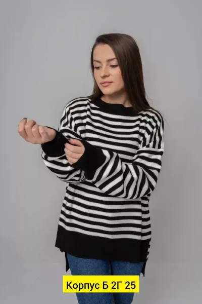 Однотонный свитер из натуральной пряжи с классической вязкой — фото 4