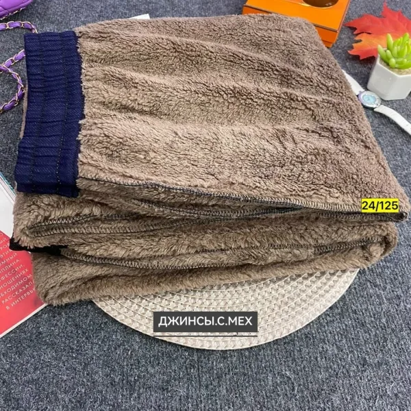 Широкие штаны из мягкого джинсового материала с меховым подкладом — фото 4
