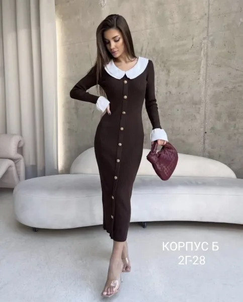 Платье в рубчик с белым воротником — фото 12