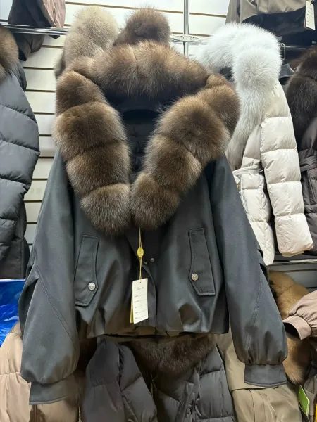 Длинное пальто из натурального меха с капюшоном, подходит для зимы — фото 3