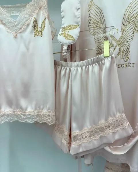 Особая изюминка эффектные крылья из страз на спинке халата — фото 6