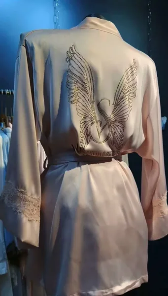 Особая изюминка эффектные крылья из страз на спинке халата — фото 8
