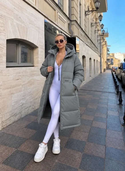 Длинная куртка из качественного материала с наполнителем холлофайбер — фото 5
