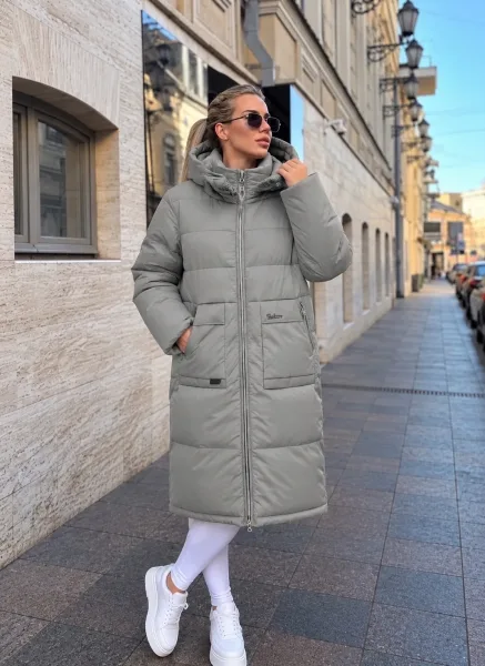 Длинная куртка из качественного материала с наполнителем холлофайбер — фото 4