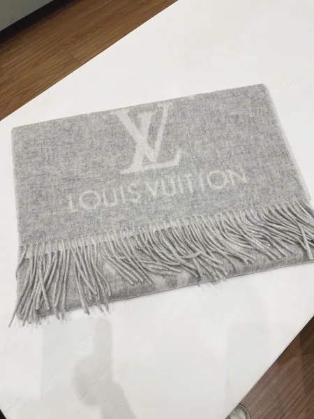 Louis Vuitton Reykjavik кашемировый шарф в молочно-серой гамме — фото 7