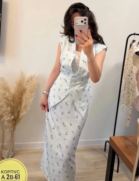 Женственная комплектация из midi-юбки и приталенной жилетки с завязкой сзади — фото 5