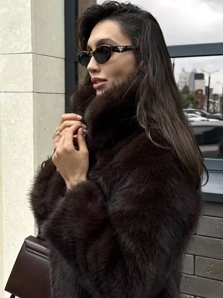 Шуба с английским воротником из натурального меха — фото 7