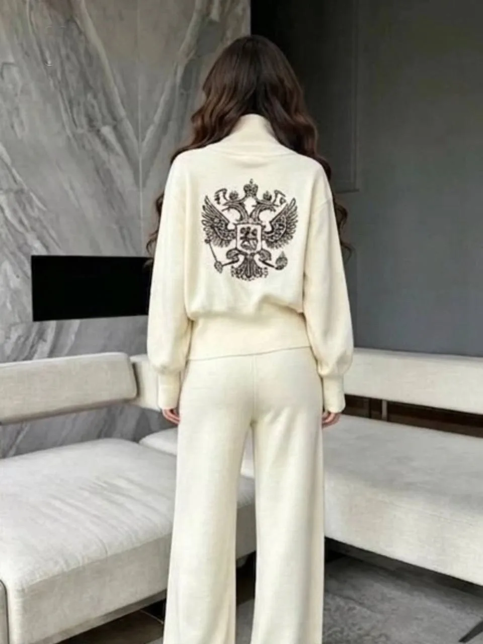 Самый трендовый костюм этой осени уже в продаже с гербом Россия — фото 1