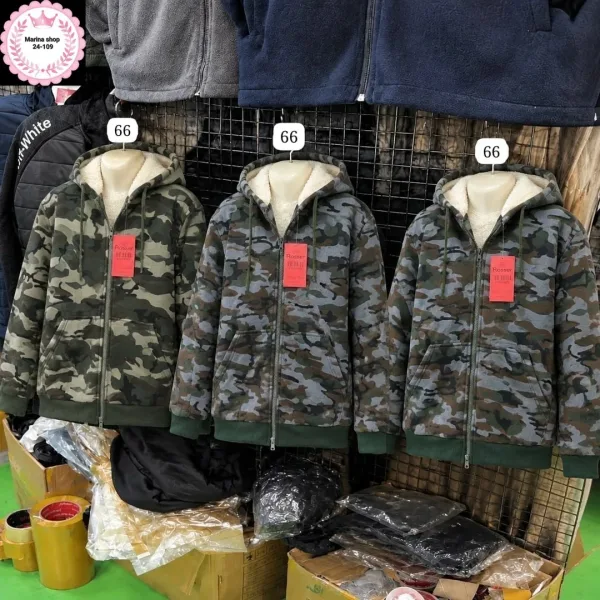 Утеплённая флисовая толстовка с меховым воротником и капюшоном — фото 3