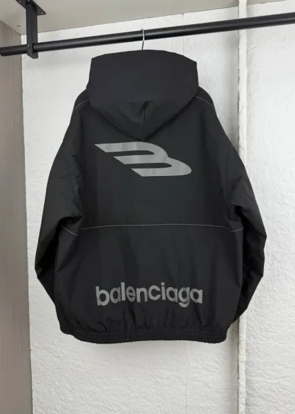 Balenciaga ветровка Ripstop с характером городской экипировки — фото 10