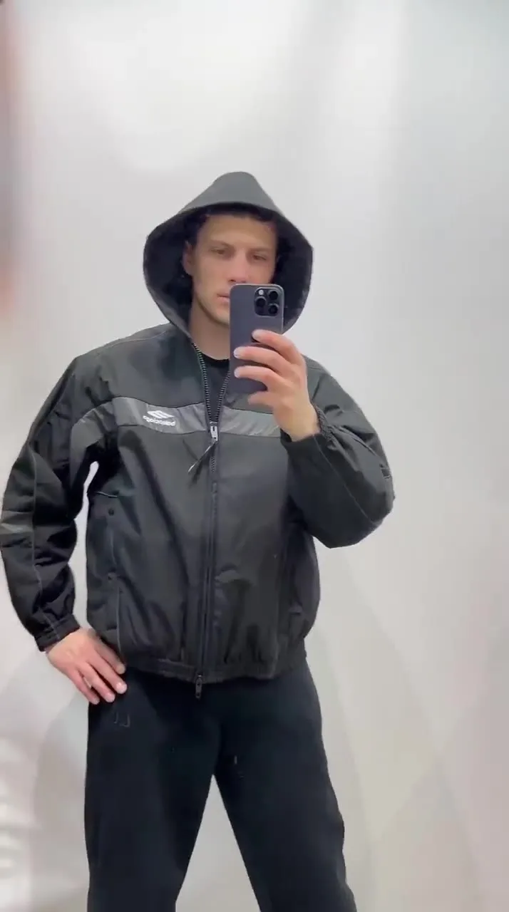 Balenciaga ветровка Ripstop с характером городской экипировки — видео