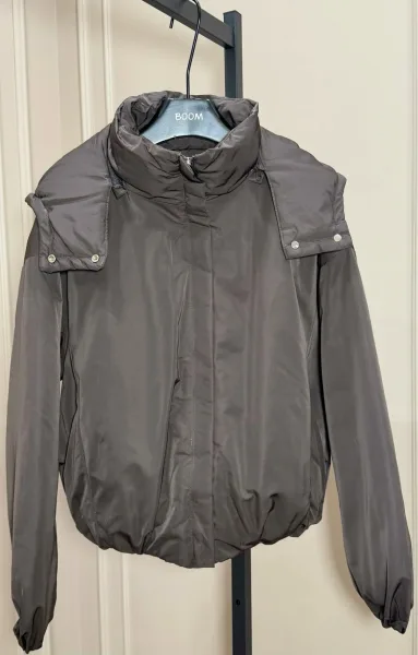 Утеплённая куртка с съемным капюшоном и наполнителем холлофайбер — фото 4