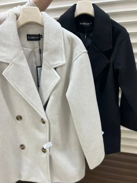 Элегантный женский короткий пальто . Длина, фасон и базовые оттенки самые актуальные в этом сезоне — фото 8