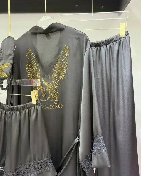 Главная изюминка роскошные крылья из золотых страз на спинке халата — фото 6