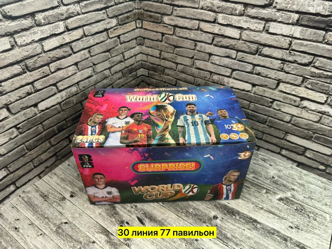 Пакетики с тремя карточками и фигуркой футболиста на брелке — фото 1