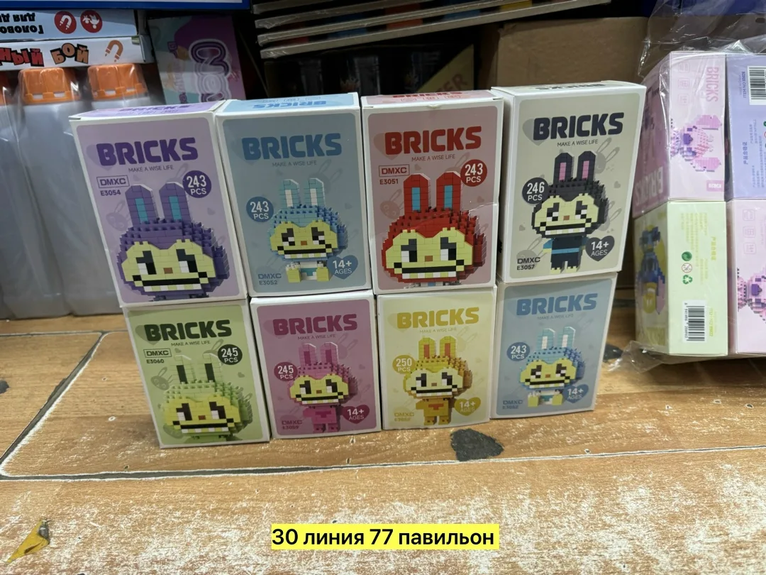 Игрушка из пластика с множеством деталей — фото 2