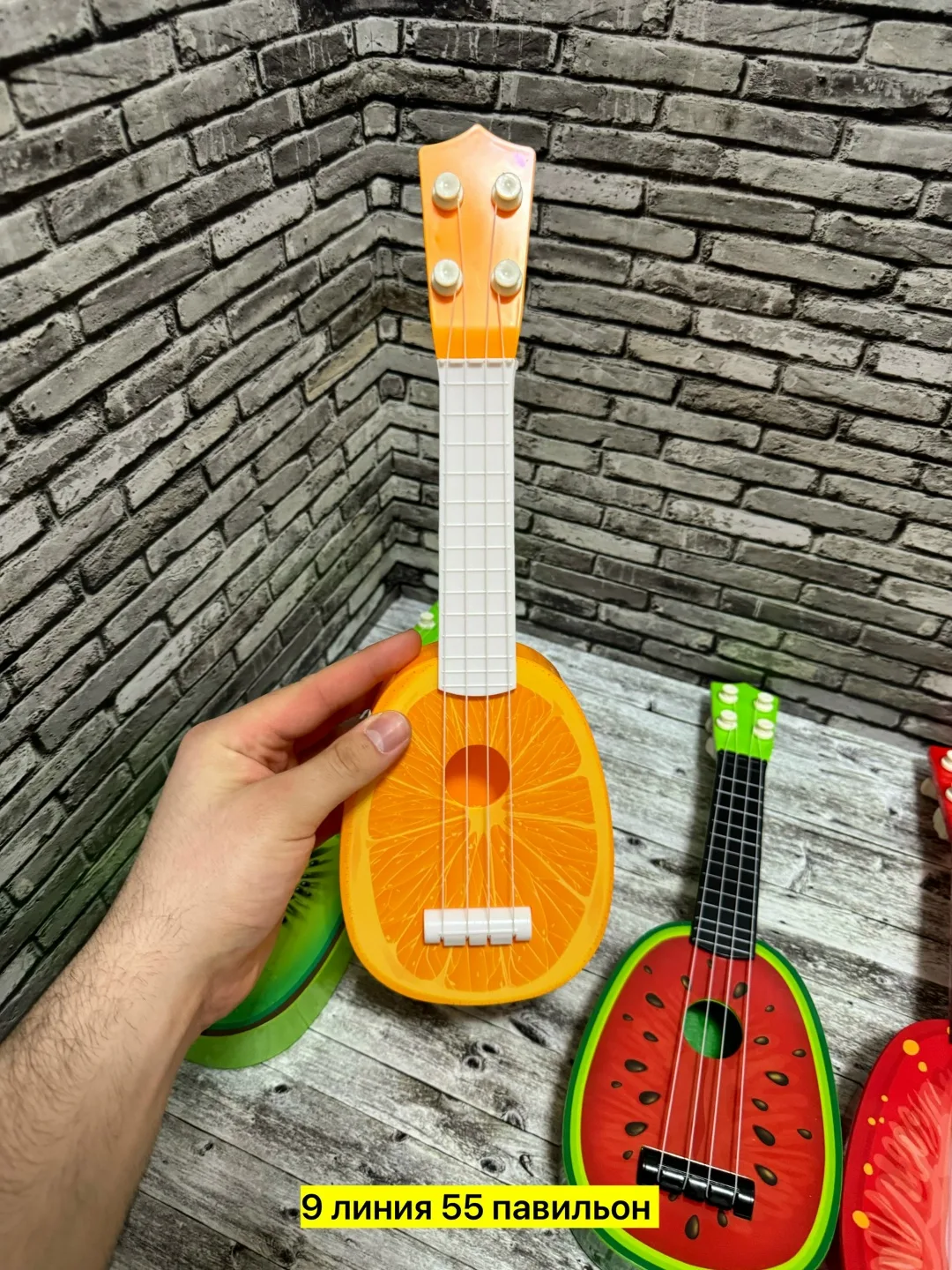 Игрушка-укулеле из пластика с дизайном в виде фруктов — фото 2